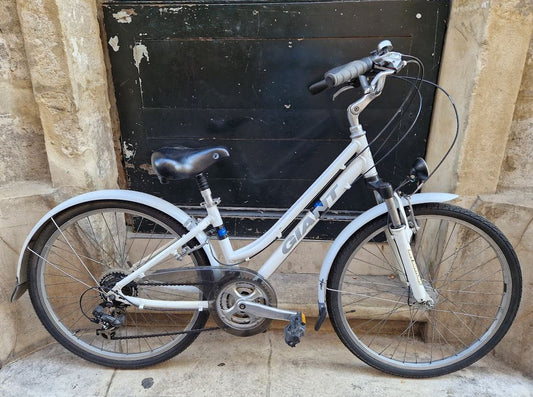 Vélo de ville et tout chemin femme Giant reconditionné